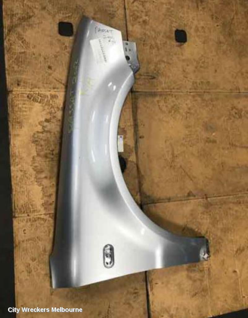 VOLKSWAGEN PASSAT 2004 Right Guard
