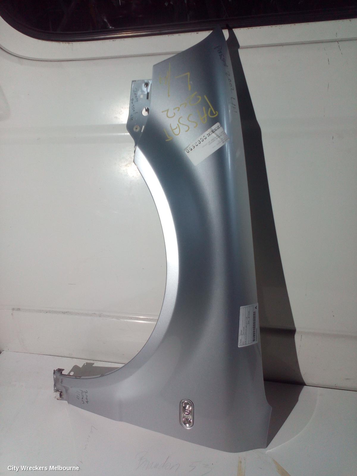 VOLKSWAGEN PASSAT 2004 Left Guard