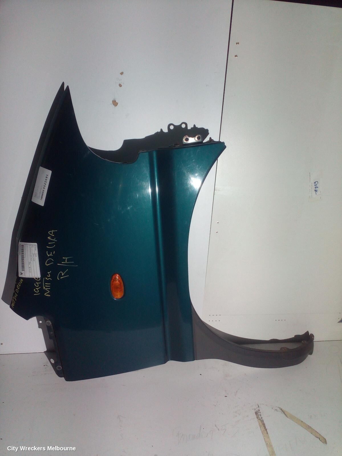 MITSUBISHI L300 1996 Right Guard