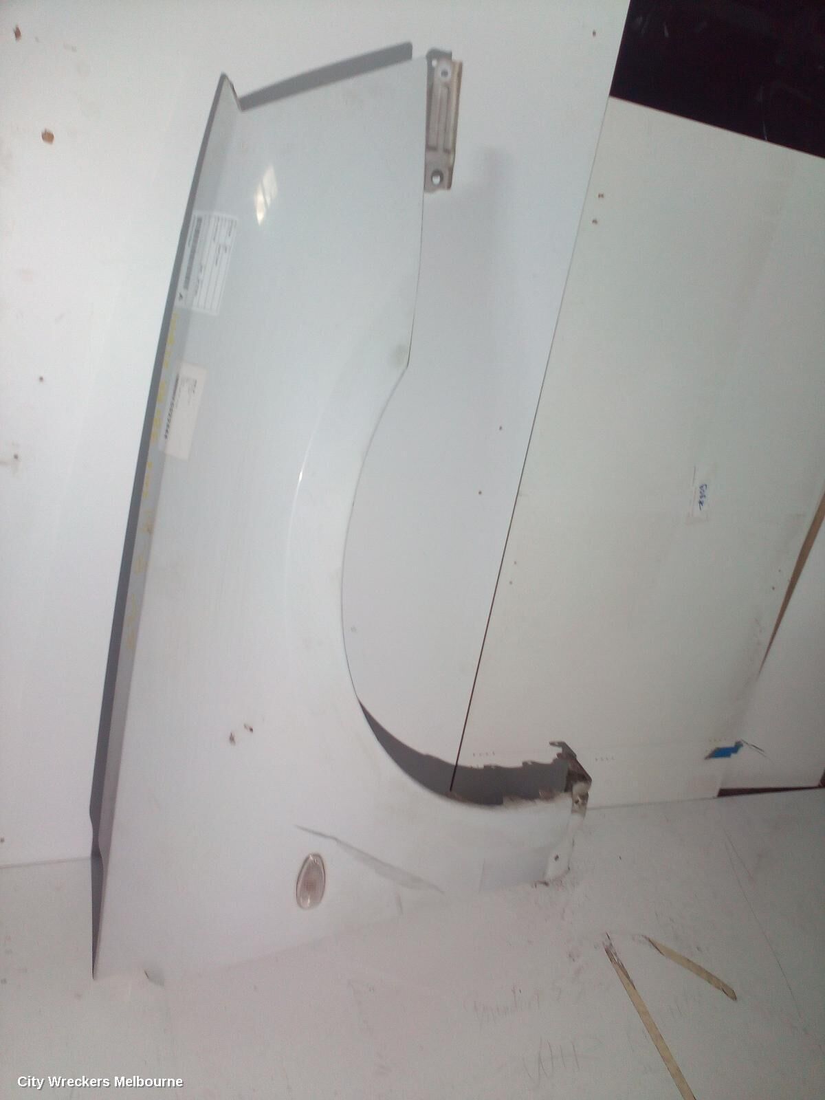 MITSUBISHI 380 2005 Right Guard