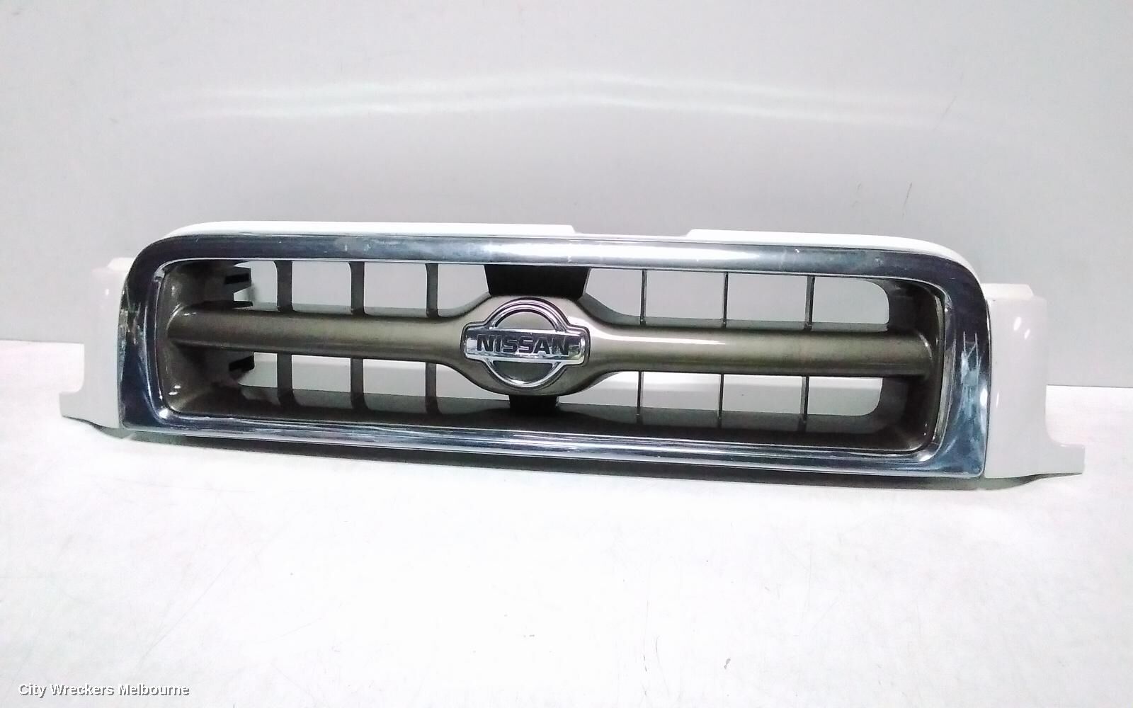 NISSAN PATHFINDER 2004 Grille