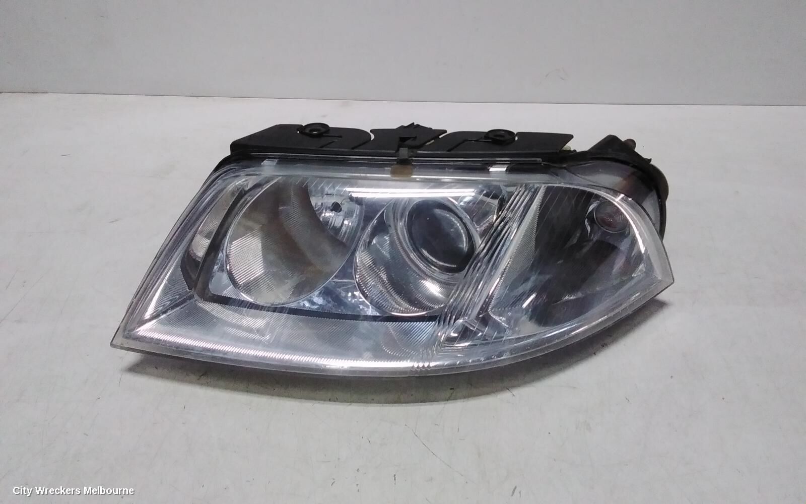 VOLKSWAGEN PASSAT 2004 Left Headlamp