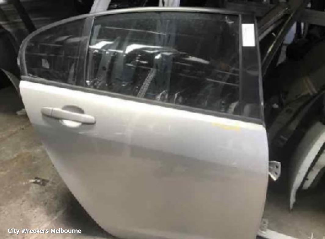 HOLDEN COMMODORE 2006 RIGHT_REAR_DOOR_SLIDING