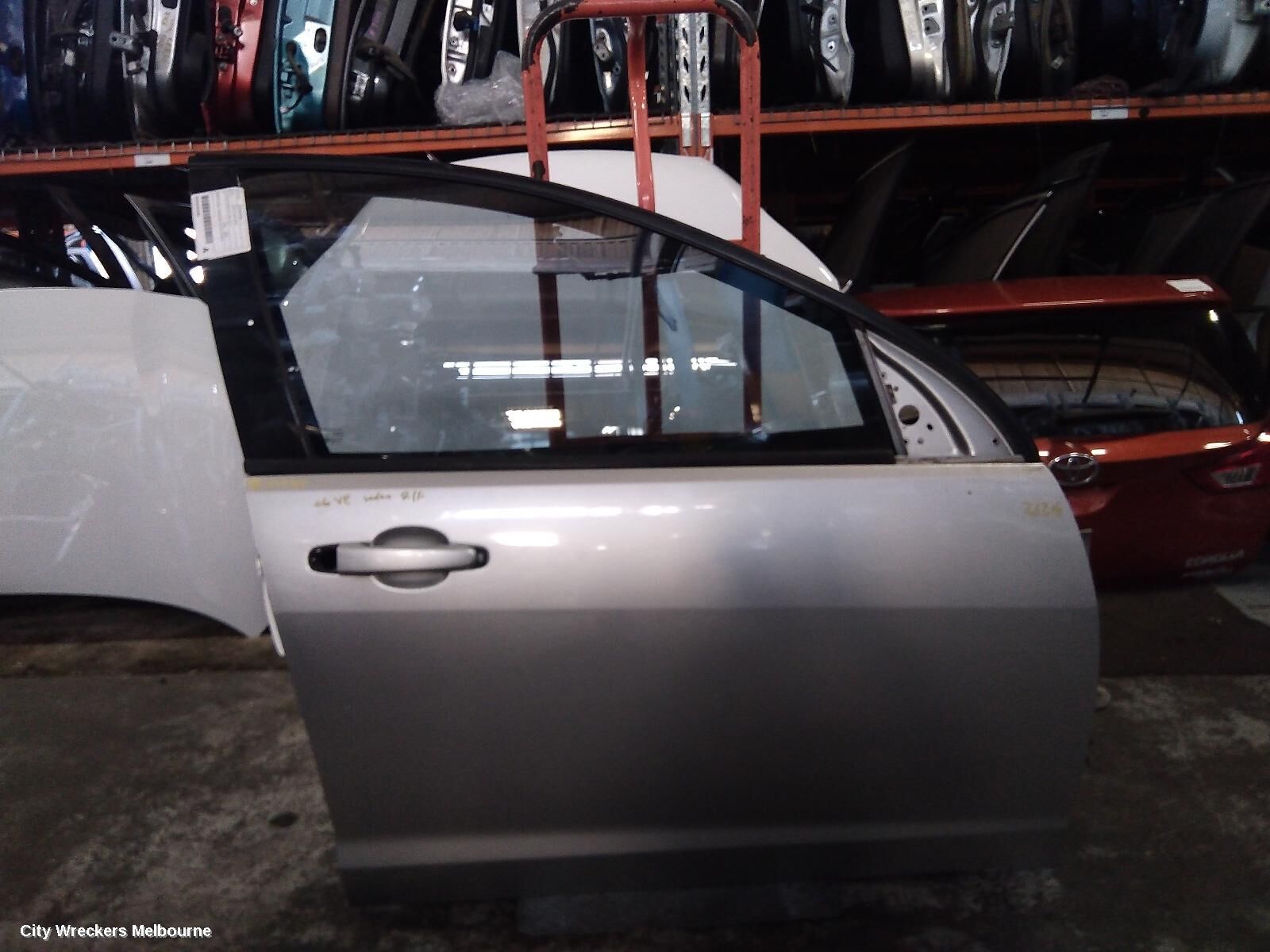 HOLDEN COMMODORE 2006 Right Front Door