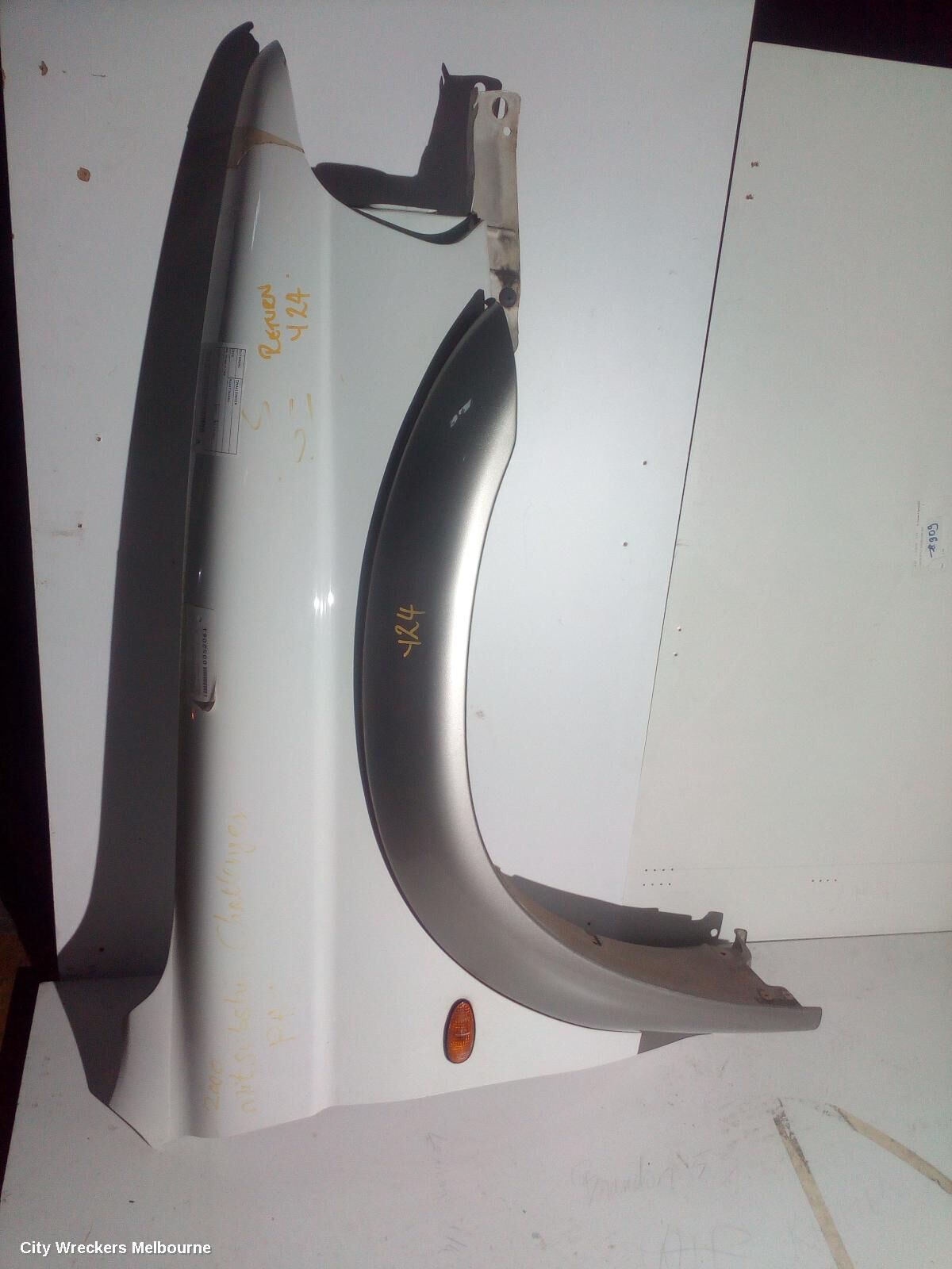MITSUBISHI CHALLENGER 2000 Right Guard