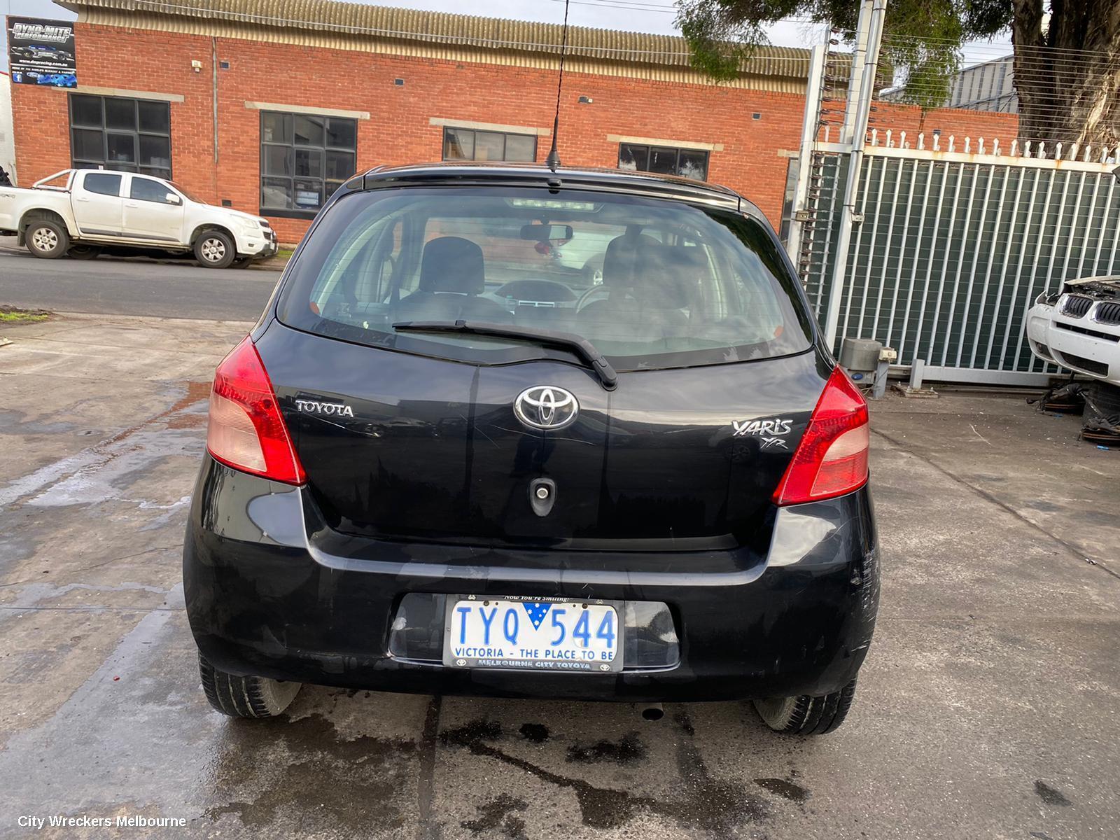 TOYOTA YARIS 2006 Right Front Door Window