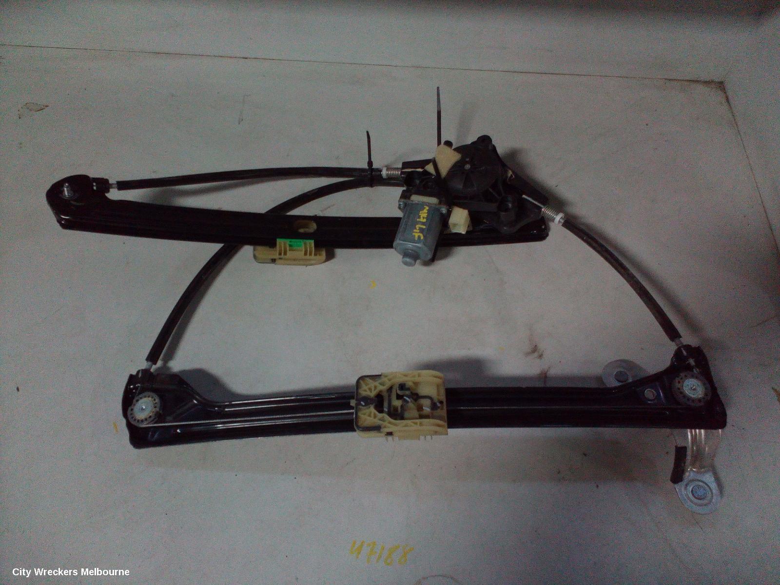 VOLKSWAGEN GOLF 2014 Left Front Window Reg/Motor