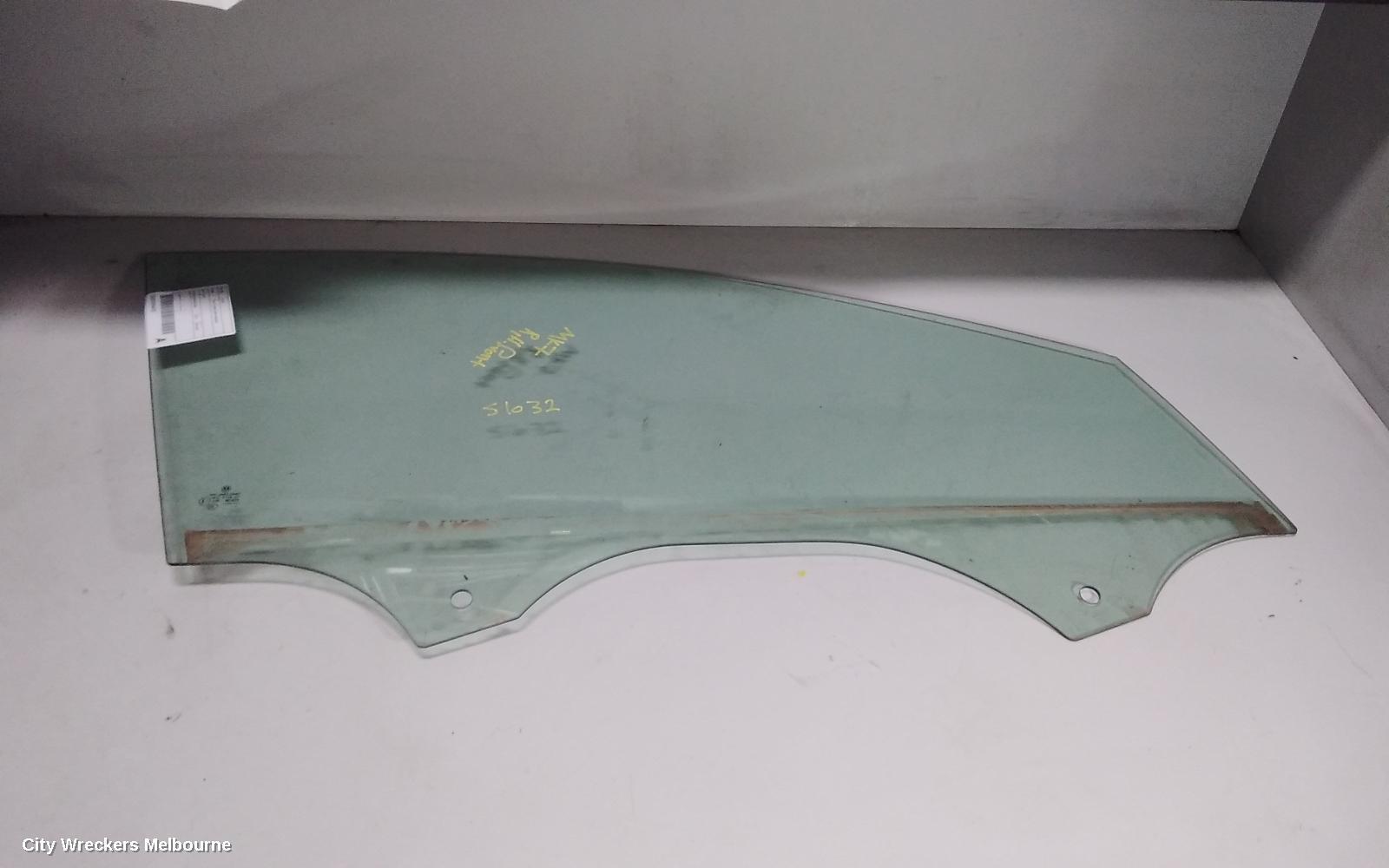 VOLKSWAGEN GOLF 2015 Right Front Door Window