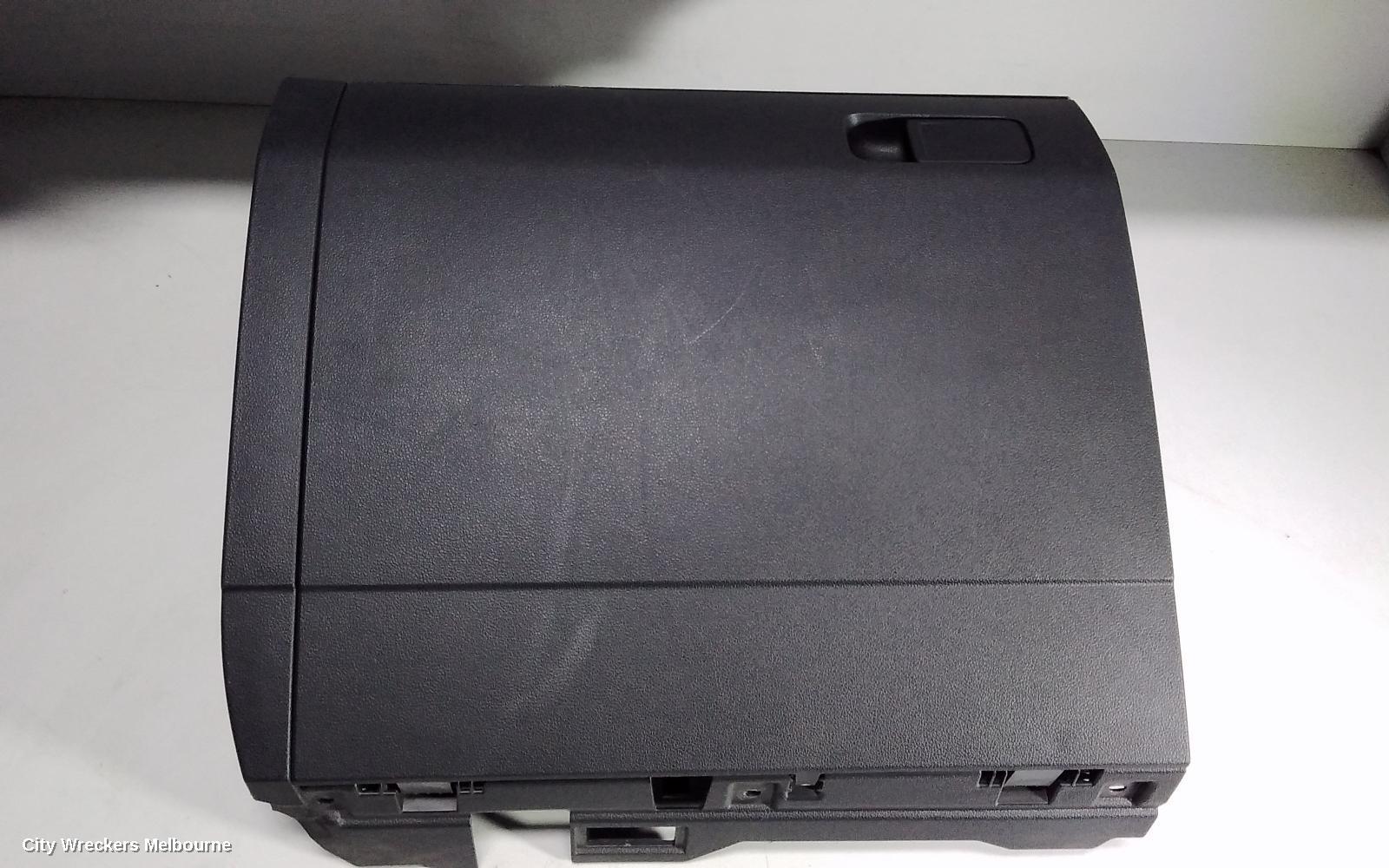 VOLKSWAGEN TIGUAN 2018 Glove Box
