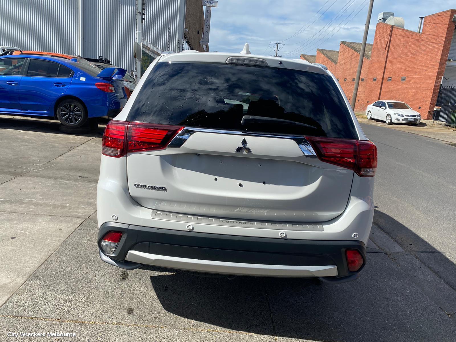 MITSUBISHI OUTLANDER 2018 Console