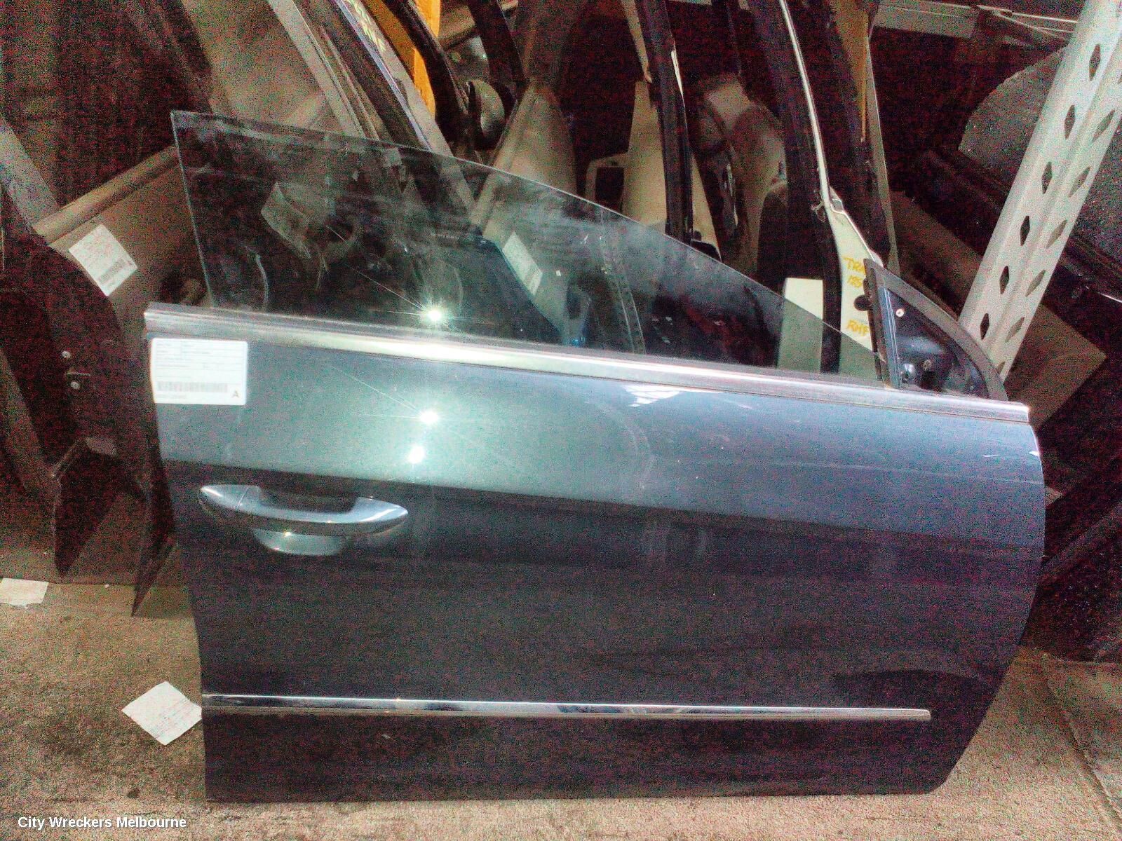 VOLKSWAGEN PASSAT 2011 Right Front Door