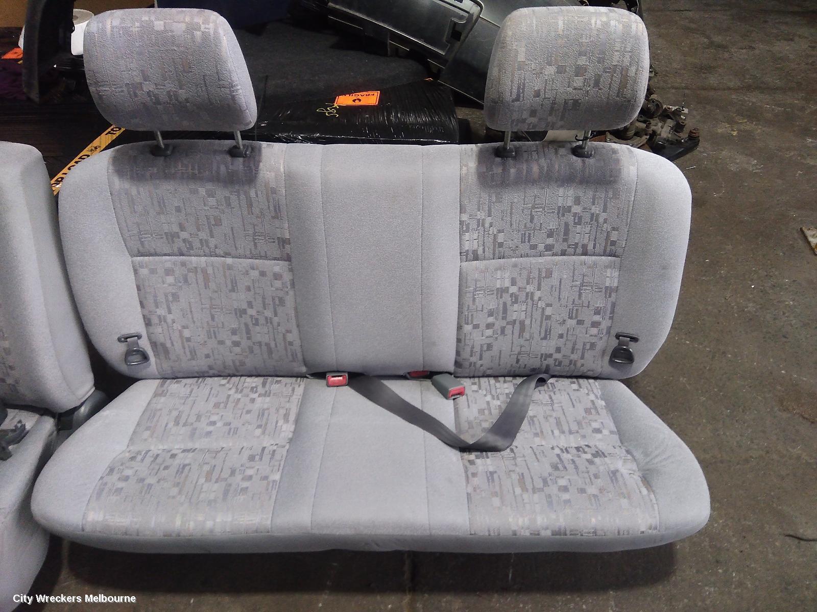 TOYOTA ESTIMA 2003 3rd Seat