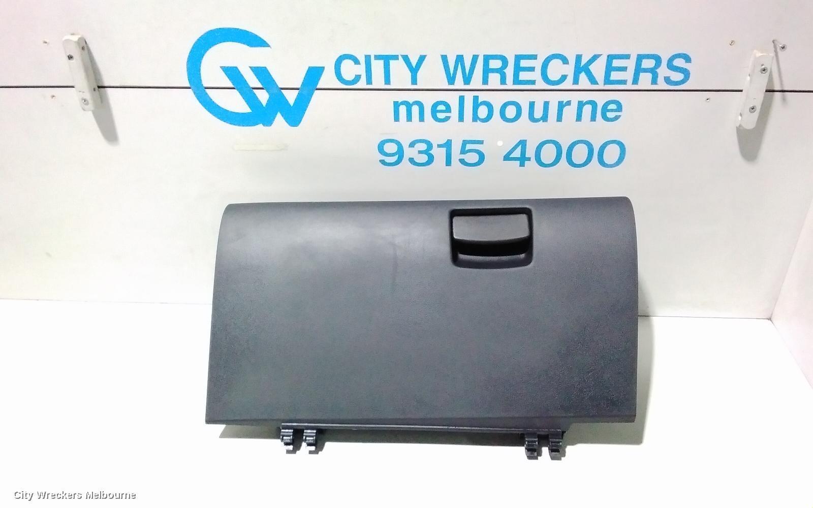 SUBARU FORESTER 2019 Glove Box