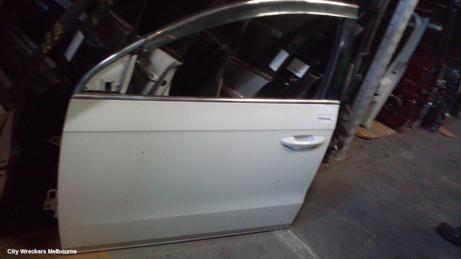 VOLKSWAGEN PASSAT 2011 Left Front Door