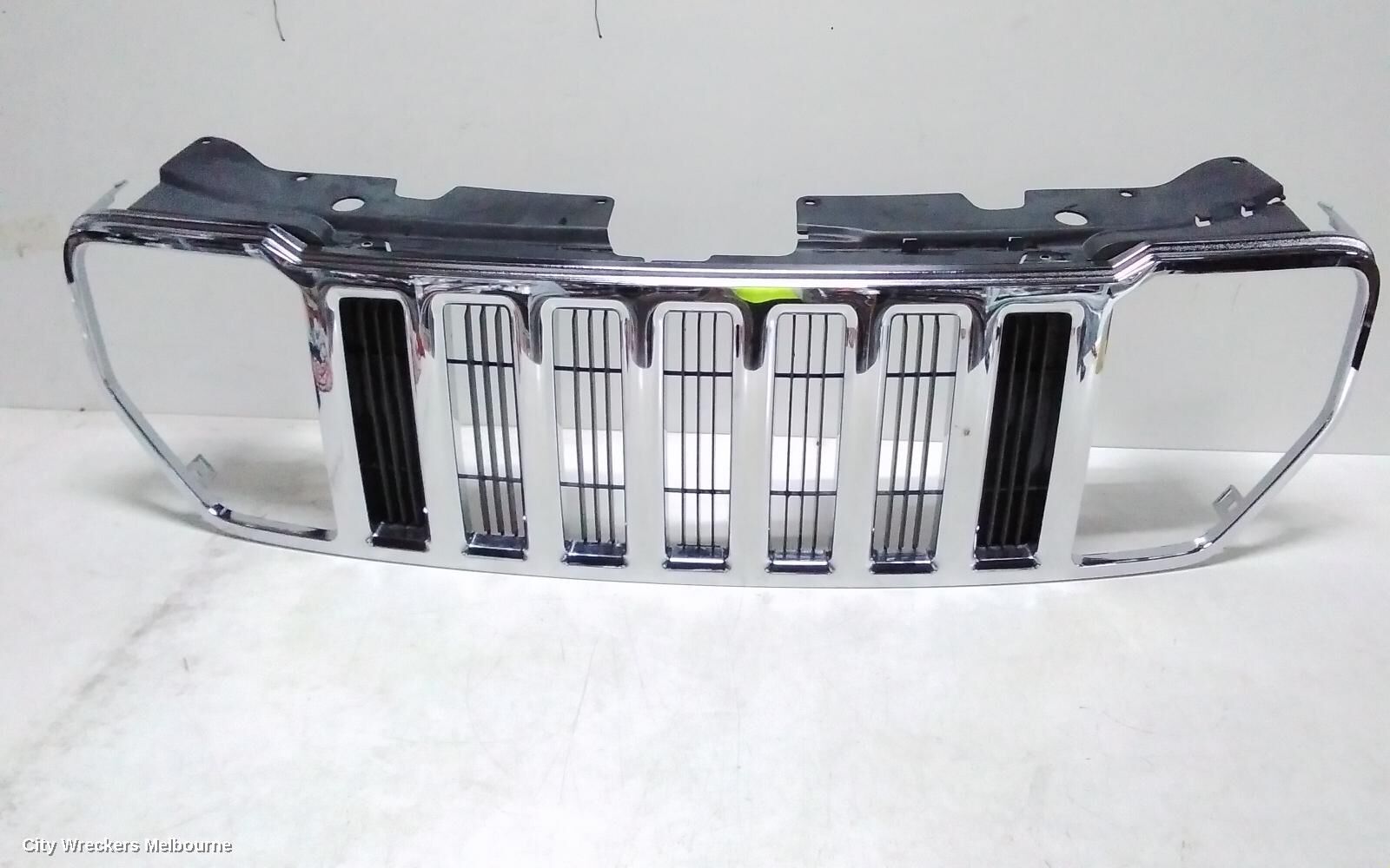 JEEP CHEROKEE 2010 Grille