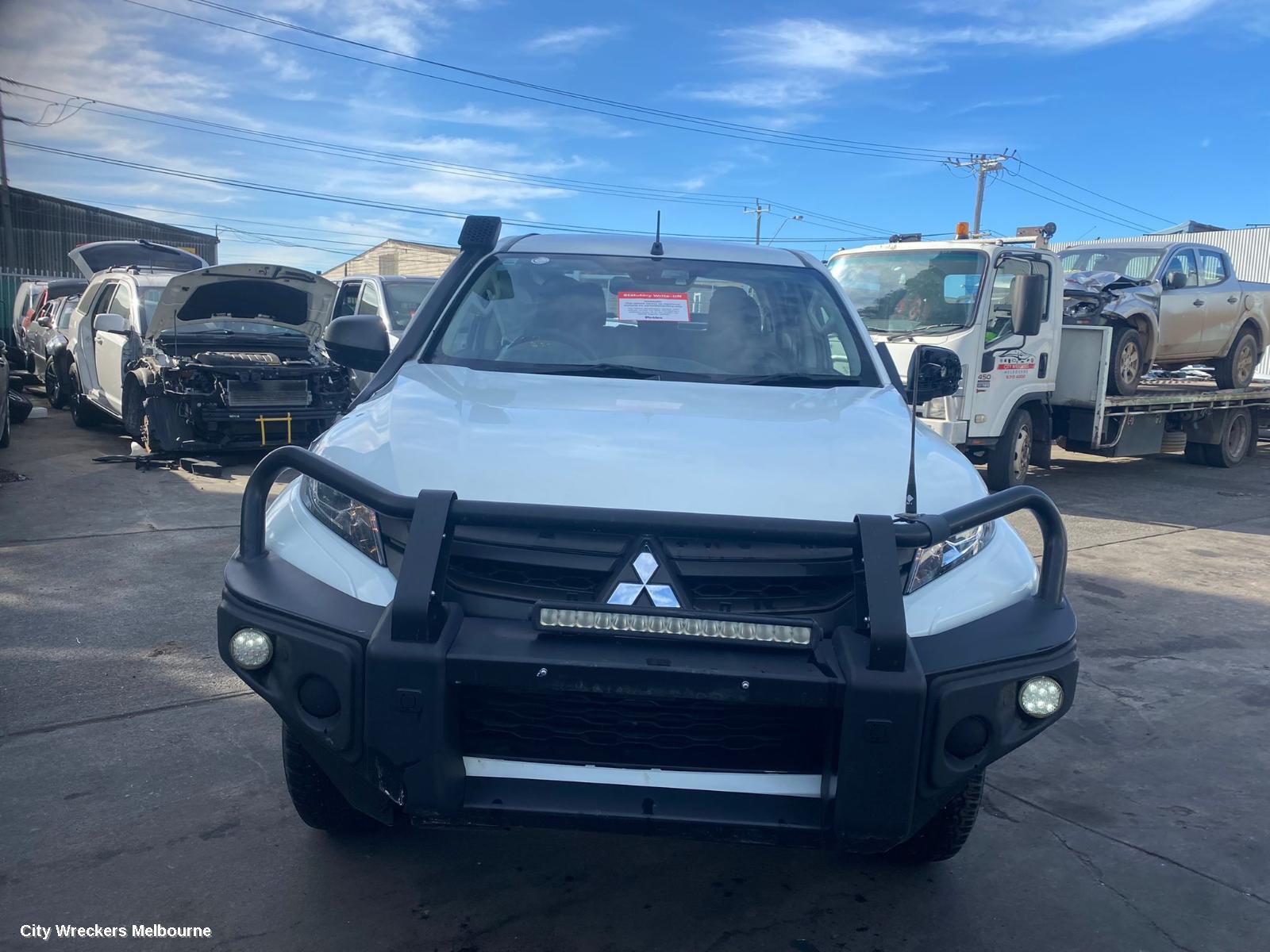 MITSUBISHI TRITON 2019 Console