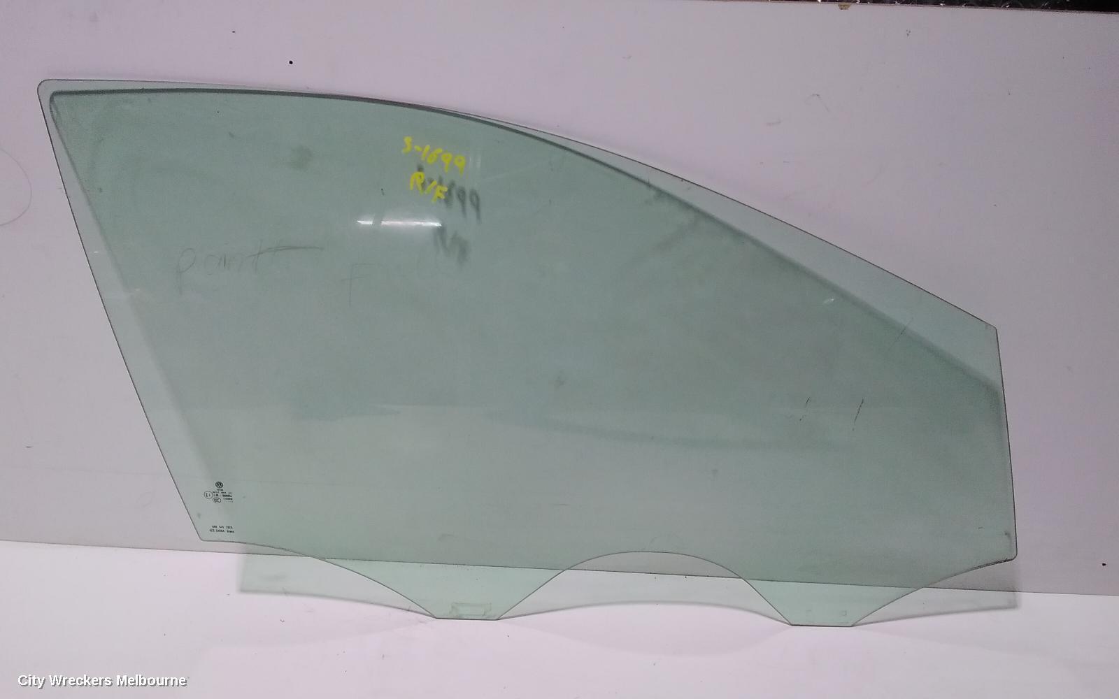 VOLKSWAGEN POLO 2012 Right Front Door Window